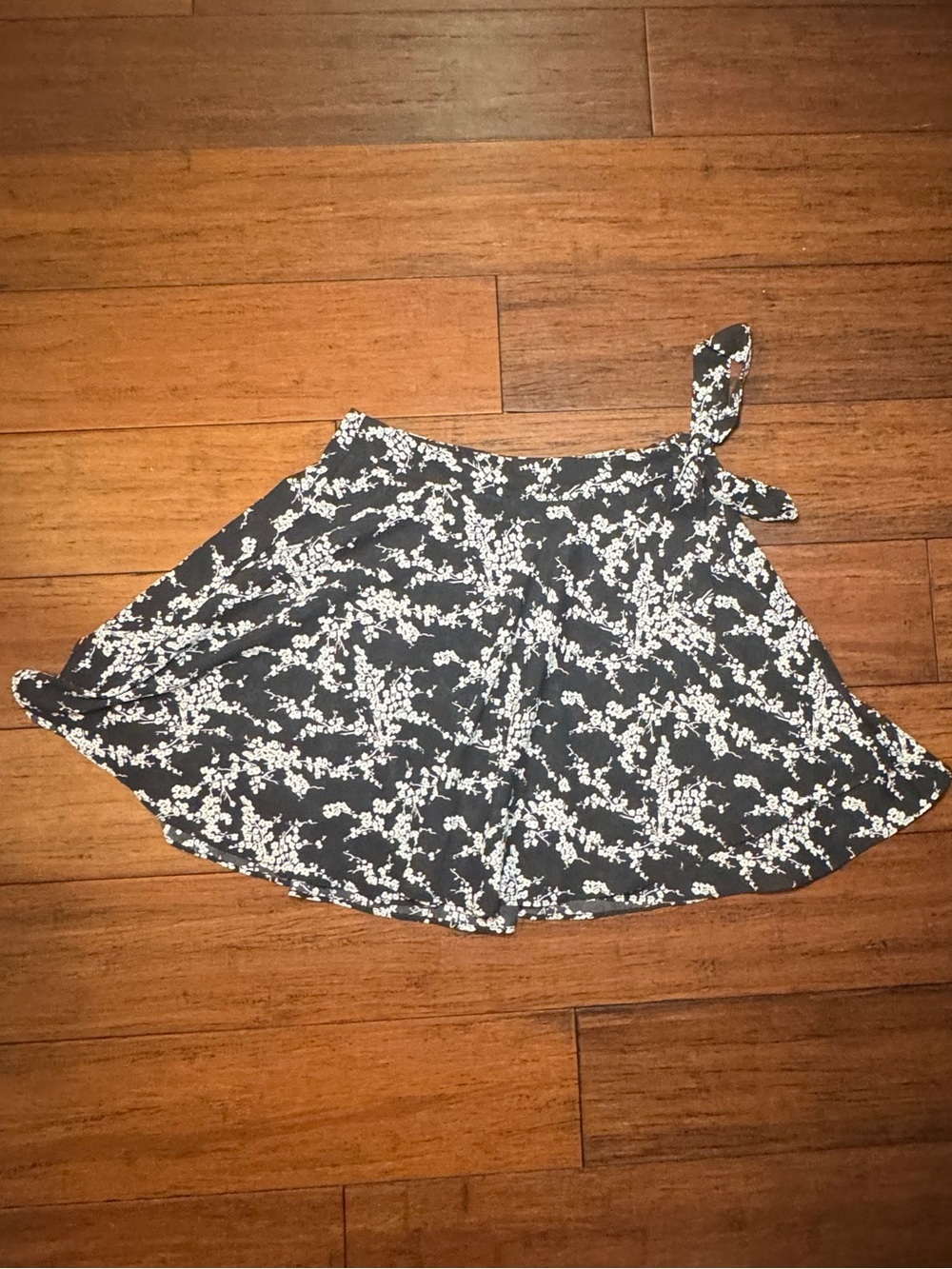 Lulu’s Black White Floral Wrap Mini Skirt XS
